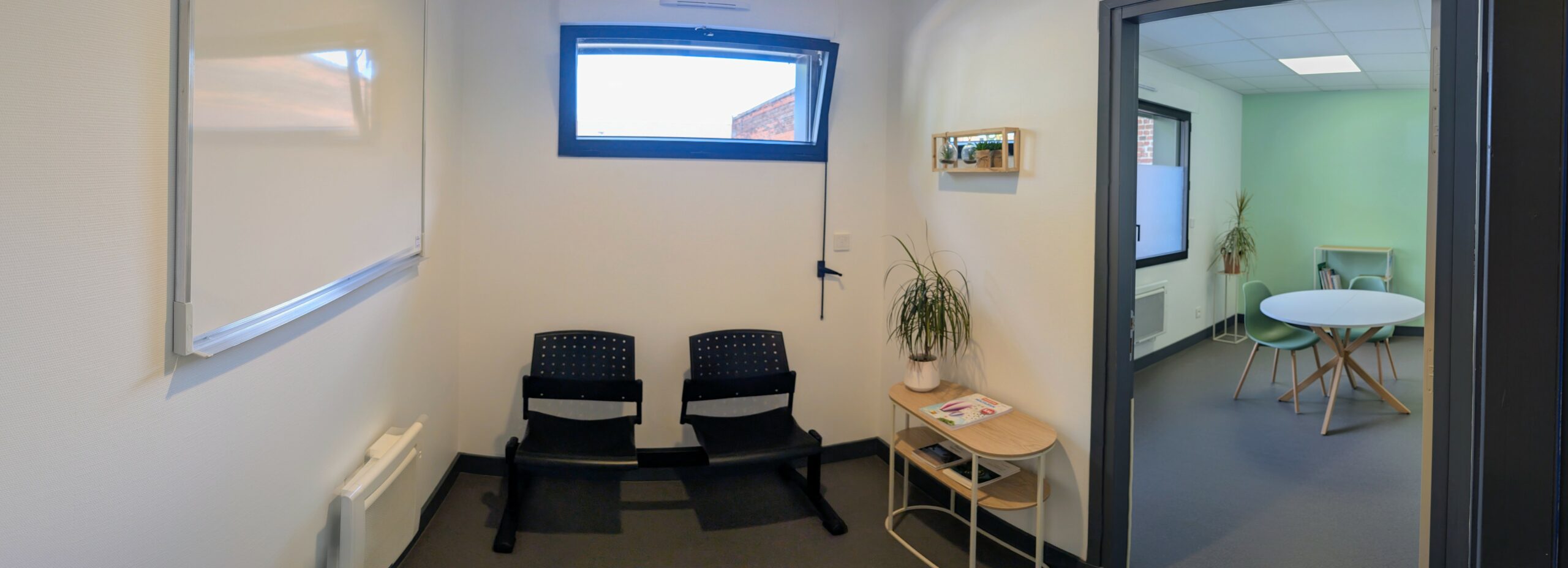 Salle d'attente patient Bureau Bilan Maison Médicale Espace Patrick Halluin PMI Allennes Neuropsychologue